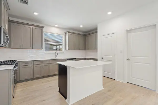 424 Treadwell LN, Kyle, TX 78640