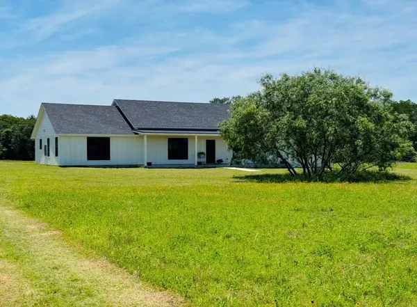1300 Private Road 7037, Lexington, TX 78947