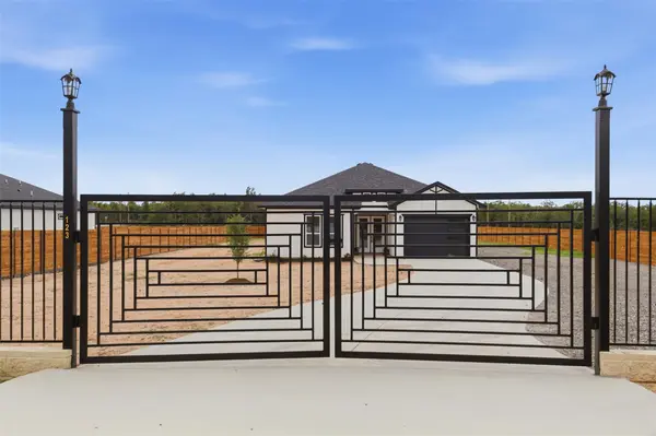 123 Los Robles RD, Elgin, TX 78621