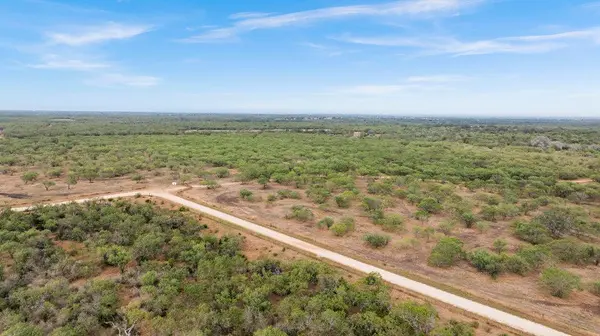 5 CR 171, Nixon, TX 78140