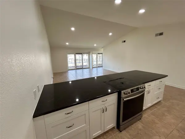 100 Bay Point DR #7, Horseshoe Bay, TX 78657