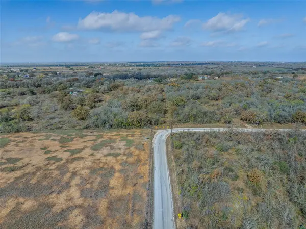 970 Bugtussle LN, Luling, TX 78648