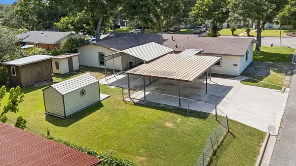 811 Nixon ST, Lockhart, TX 78644
