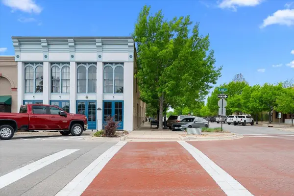 117 East ST #100, Hutto, TX 78634