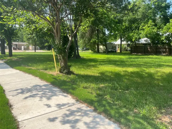 300 Turney ST, Smithville, TX 78957