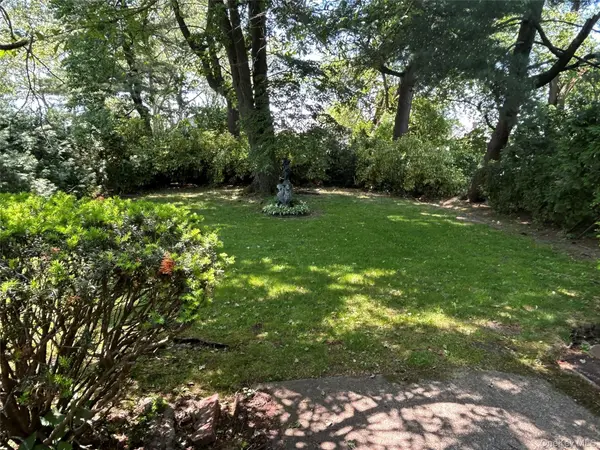 79 Marcus AVE, New Hyde Park, NY 11040