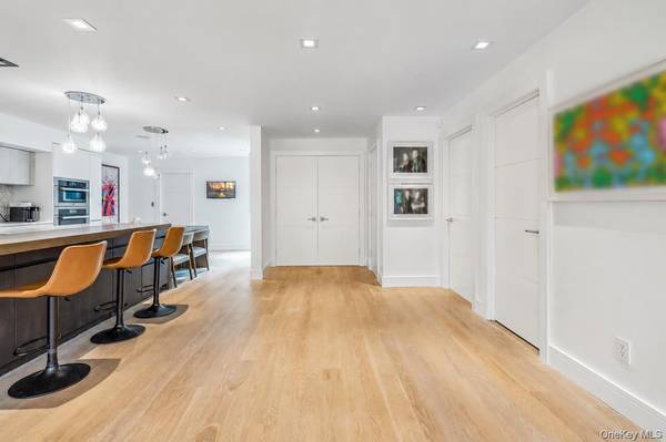 23 Estates TER, Manhasset, NY 11030