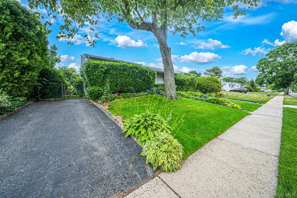 18 Edi AVE, Plainview, NY 11803