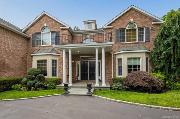 50 Eastwoods CT, Roslyn, NY 11576