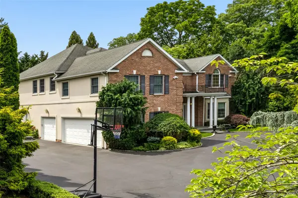 50 Eastwoods CT, Roslyn, NY 11576