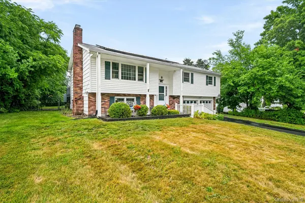32 Clintonwood DR, New Windsor, NY 12553