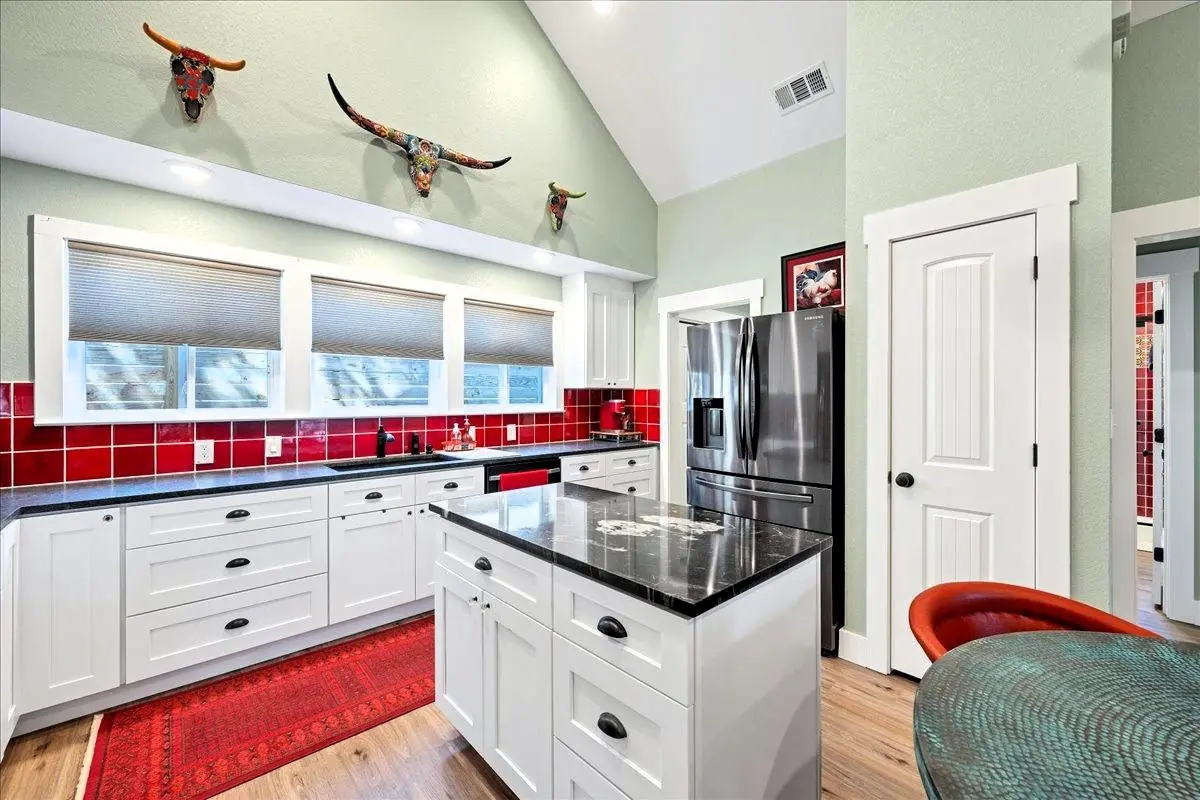 10502 W Lakeview DR, Jonestown, TX 78645