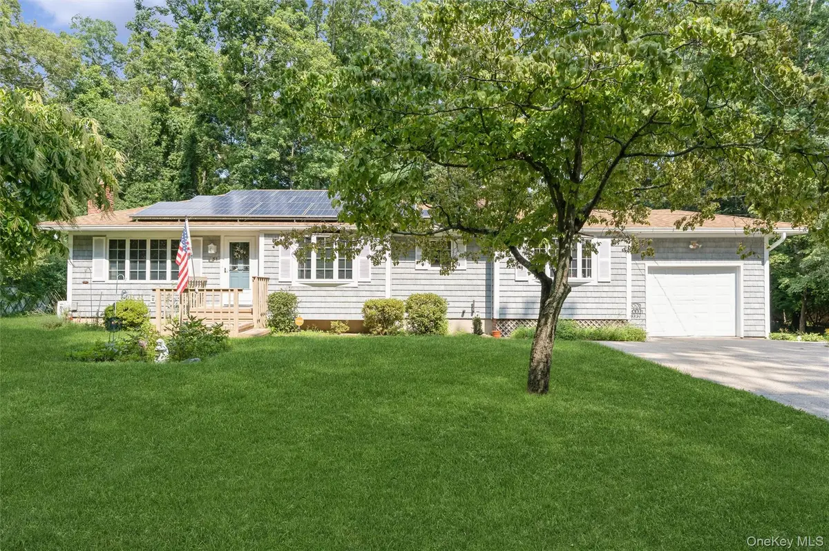 31 Cedar Branch ST, Middle Island, NY 11953