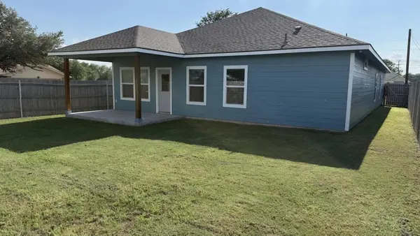 982 S Navarro ST, Giddings, TX 78942