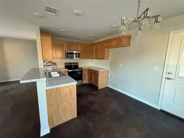 1710 E Avenue J Ave, Lampasas, TX 76550