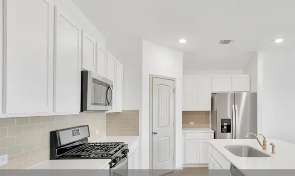 100 Fort Clark Springs DR, Hutto, TX 78634