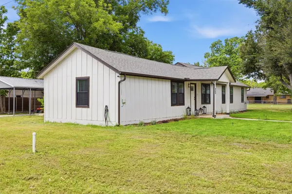 404 E Wolf ST, Granger, TX 76530