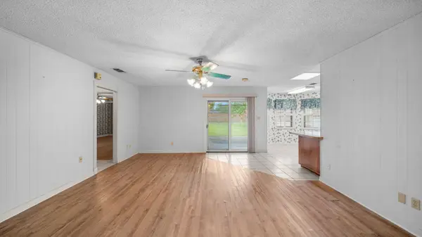 487 Edgewood Ave, Giddings, TX 78942