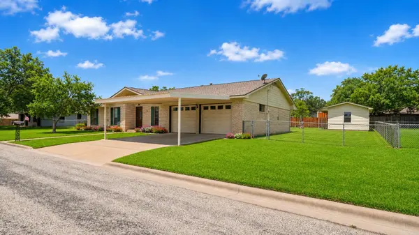 487 Edgewood Ave, Giddings, TX 78942