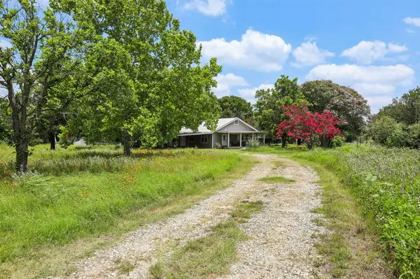 2089 Fm 1704, Elgin, TX 78621