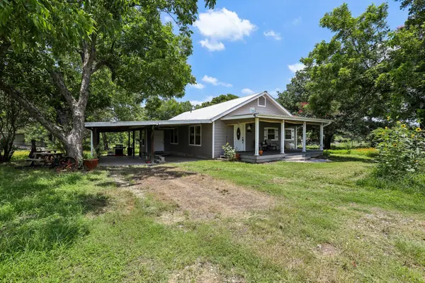 2089 Fm 1704, Elgin, TX 78621