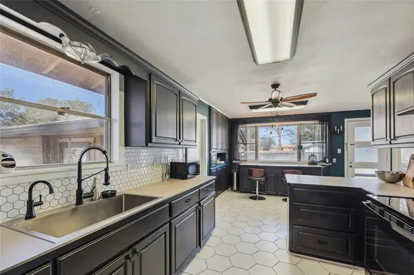 215 S Mulberry ST, Luling, TX 78648