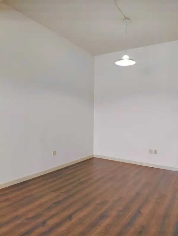 2 Depot Square ST #D, Elgin, TX 78621