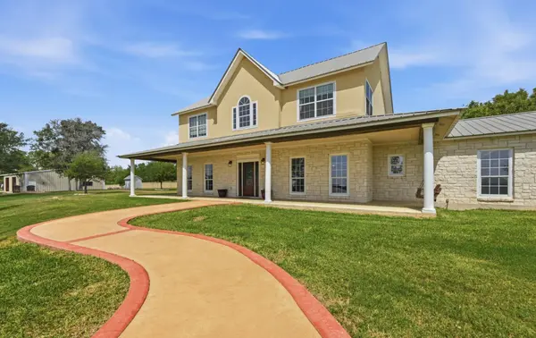 1175 Southern WAY, Luling, TX 78648