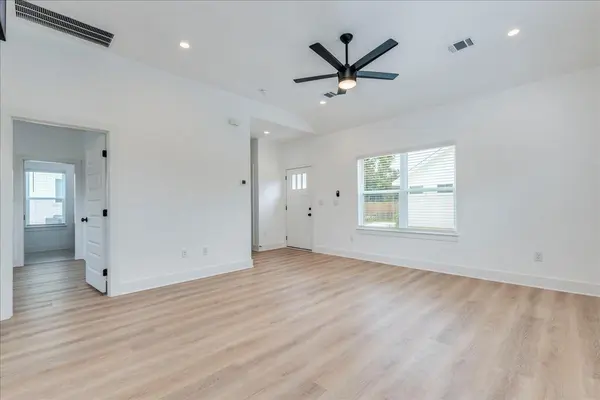 525 S Main ST, Kyle, TX 78640