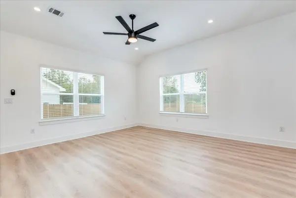 525 S Main ST, Kyle, TX 78640