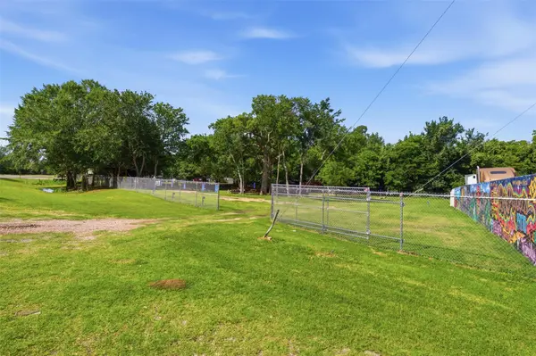 320 S Wilcox ST, Rockdale, TX 76567