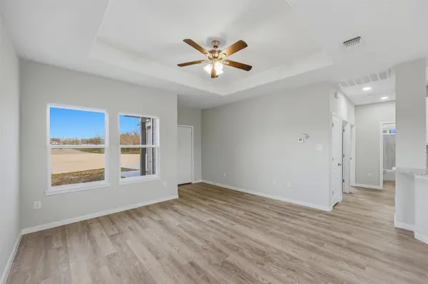 608 Mustang CIR, Nixon, TX 78140