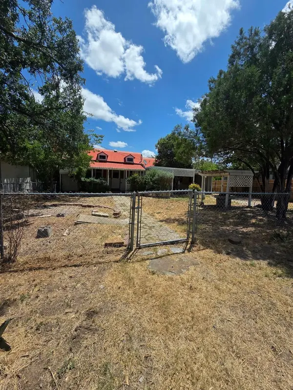 505 1/2 S Main ST S, Lampasas, TX 76550