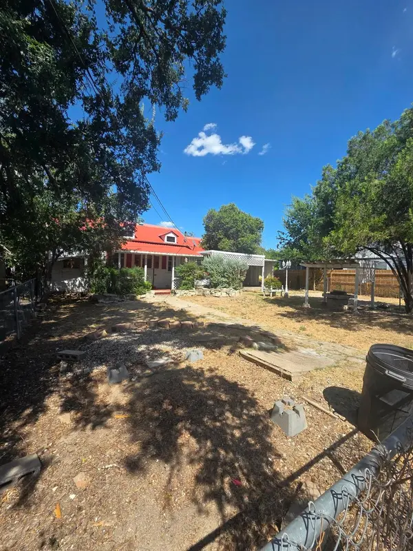 505 1/2 S Main ST S, Lampasas, TX 76550