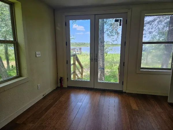 127 Iroquois DR, Smithville, TX 78957