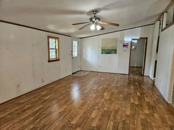 127 Iroquois DR, Smithville, TX 78957