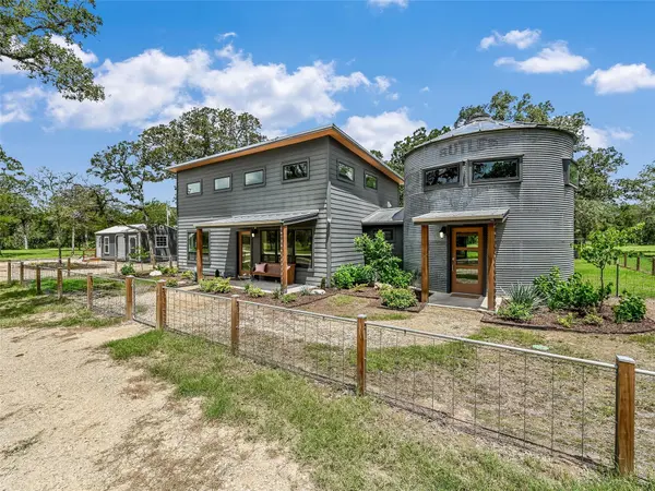 226 Stolle LN, Flatonia, TX 78941
