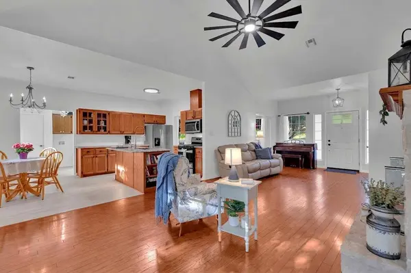 206 S Cowal DR, Spicewood, TX 78669