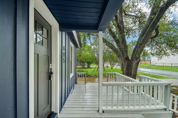 605 Bishop ST, Smithville, TX 78957