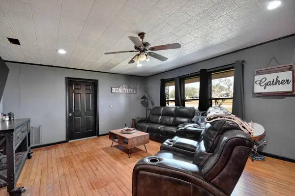 1017 Us Highway 87 E, Smiley, TX 78159