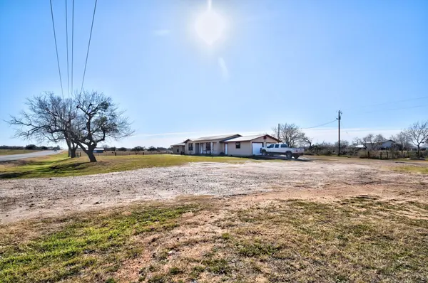 1017 Us Highway 87 E, Smiley, TX 78159