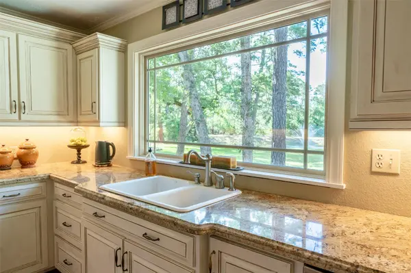 248 JZJ LN, La Grange, TX 78945