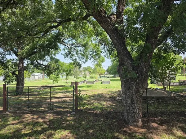 801 N Avenue A Ave, Cross Plains, TX 76443
