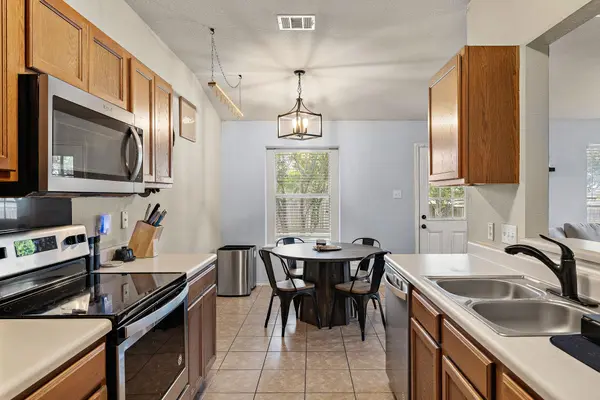 602 Creston ST, Hutto, TX 78634