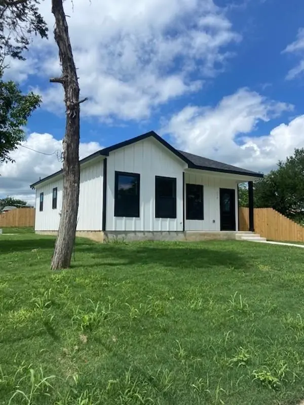 116 Field ST, Luling, TX 78648