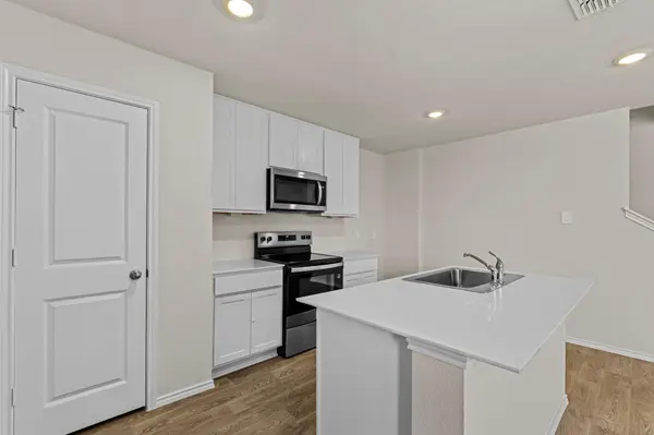 2117 Windflower LN, Luling, TX 78648