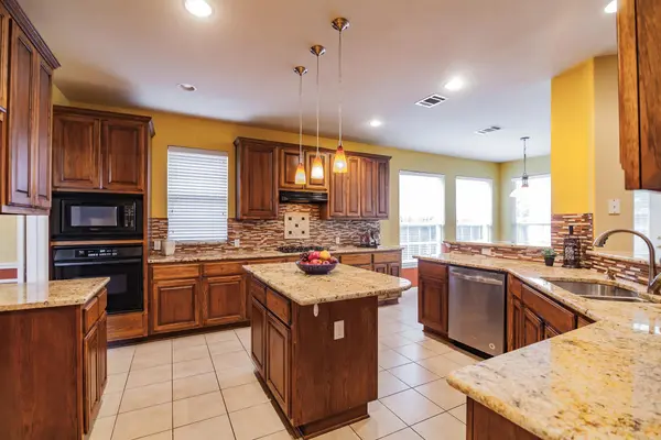 2412 Arbor DR, Round Rock, TX 78681