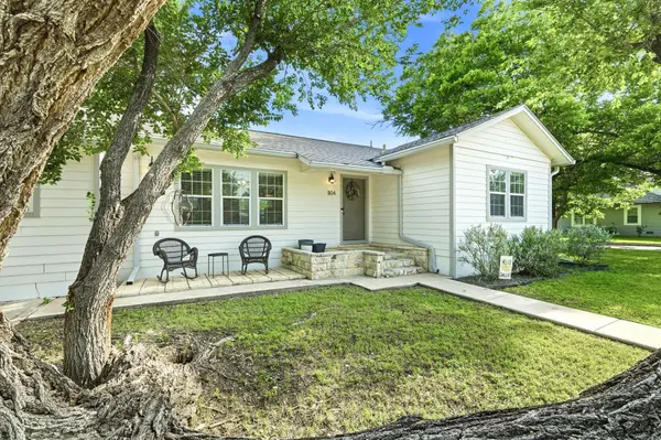 1104 W 7th ST, Taylor, TX 76574