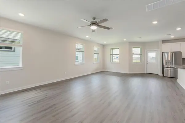 512 Clearlake DR, Hutto, TX 78634