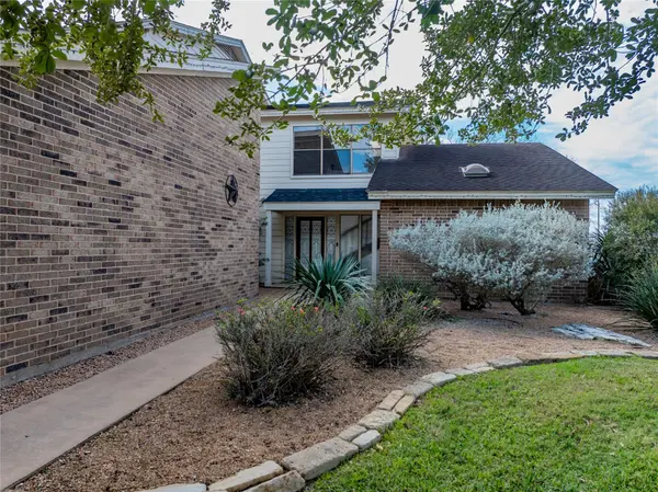 640 S College ST, La Grange, TX 78945
